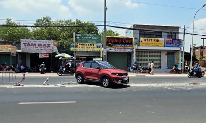 Ảnh TNGT: KIA Sonet 51K 82251 bị xe tải nổ lốp đâm quay vòng tròn trên đường