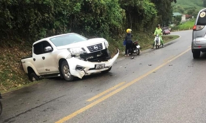 Ảnh TNGT: Va chạm với xe máy, Nissan Navara mất lái lao xuống vệ đường