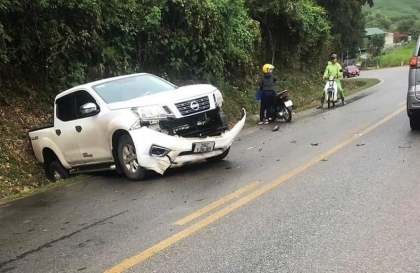 Ảnh TNGT: Va chạm với xe máy, Nissan Navara mất lái lao xuống vệ đường