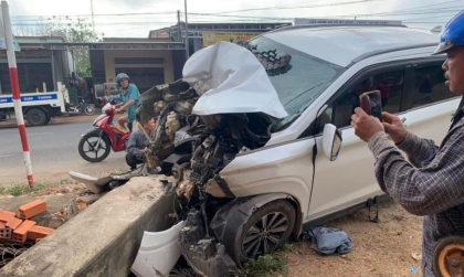 Ảnh TNGT: Lao vào tường với tốc độ cao, Toyota Veloz BKS 47A 50526 vỡ nát toàn bộ khoang máy