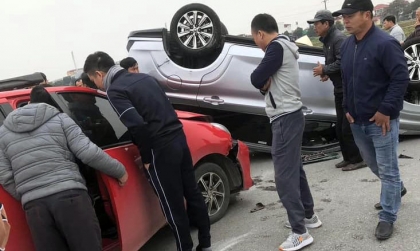 Ảnh TNGT: Gà nhà đá nhau – Toyota Wigo 20A 55002 đâm lật Toyota Veloz 17A 39464