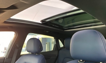 Không đóng được rèm cửa sổ trời của VF 8 thì phải làm sao?