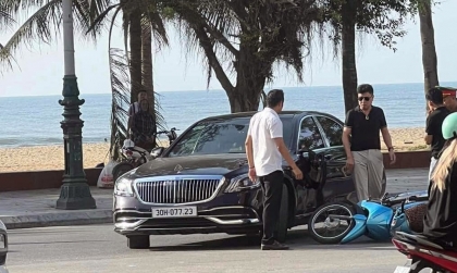 Ảnh TNGT: Quay đầu sang đường, Mercedes-Maybach S-class bị đâm gãy gương hậu