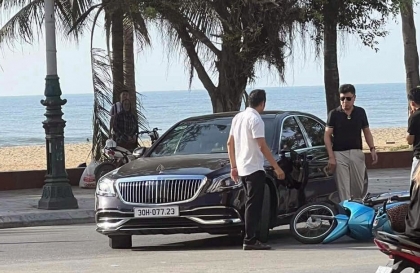 Ảnh TNGT: Quay đầu sang đường, Mercedes-Maybach S-class bị đâm gãy gương hậu