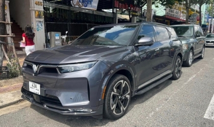 Xin chỉ giáo xe VF 9 bị hết điện không mở cửa được