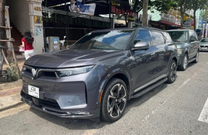 Xin chỉ giáo xe VF 9 bị hết điện không mở cửa được