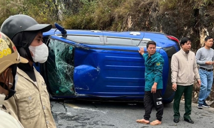 Ảnh TNGT: Đổ đèo không làm chủ tốc độ, Toyota Corolla Cross 23A 08264 lật ngửa giữa đường