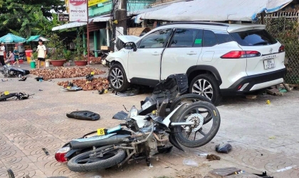 Clip TNGT: Toyota Corolla Cross BKS 95A 12753 lao lên vỉa hè, đâm hàng loạt xe máy