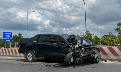 Ảnh TNGT: Nghi mất lái, Ford Ranger lao lên dải phân cách cứng, hạ gục trụ đèn đường