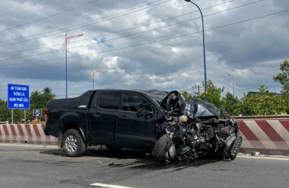 Ảnh TNGT: Nghi mất lái, Ford Ranger lao lên dải phân cách cứng, hạ gục trụ đèn đường