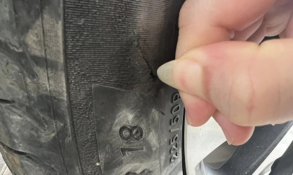 Lốp xe Corolla Cross bị rách thế này đã phải thay chưa?