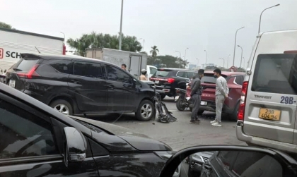 Ảnh TNGT: Không giữ khoảng cách, 5 xe gây tai nạn liên hoàn ngày cận Tết