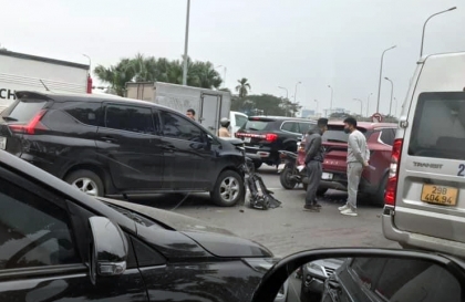 Ảnh TNGT: Không giữ khoảng cách, 5 xe gây tai nạn liên hoàn ngày cận Tết