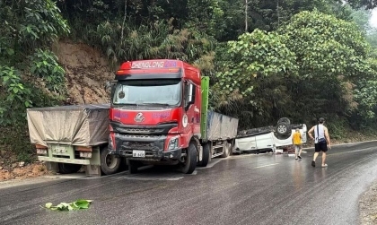 Ảnh TNGT: Tai nạn liên hoàn, Ford Ranger BKS 38C 11003 lĩnh đủ