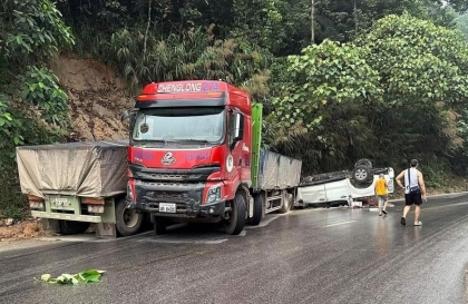 Ảnh TNGT: Tai nạn liên hoàn, Ford Ranger BKS 38C 11003 lĩnh đủ