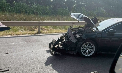 Ảnh TNGT: Toyota Camry biến dạng vì tai nạn dồn toa trên cao tốc