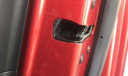 Mazda3 của em bị vỡ chốt khóa cửa đúng không ạ?