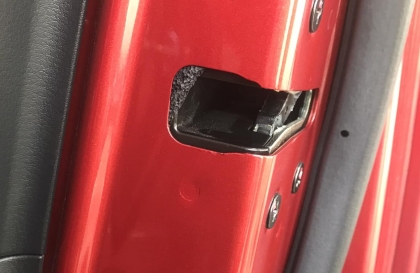 Mazda3 của em bị vỡ chốt khóa cửa đúng không ạ?