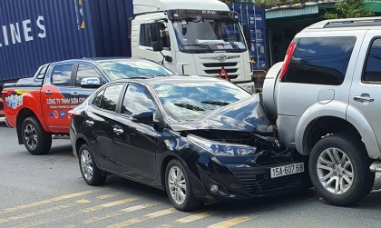 Ảnh TNGT: Tai nạn dồn toa khiến Toyota Vios lĩnh đủ