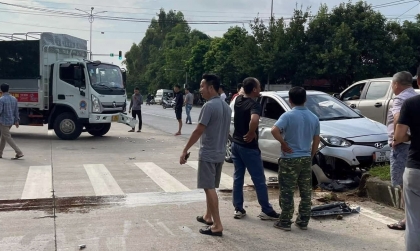 Ảnh TNGT: Hyundai EON đâm dải phân cách, vỡ nát động cơ