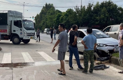 Ảnh TNGT: Hyundai EON đâm dải phân cách, vỡ nát động cơ