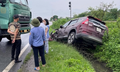 Ảnh TNGT: Va chạm với xe đầu kéo, Honda CR-V BKS 30A 83487 bay luôn xuống mương