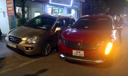 Ảnh TNGT: Đứng trên vỉa hè cũng không yên, KIA Carens bị Peugeot 2008 đã