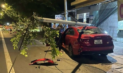 Ảnh TNGT: KIA K3 bất ngờ hạ gục cả cột điện