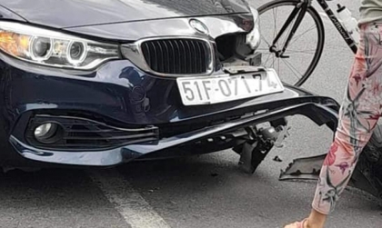 Ảnh TNGT: Ra phố chính không quan sát, BMW BKS 51F 07174 bị xe máy đâm vỡ mũi xe
