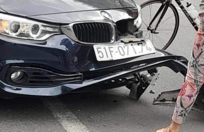 Ảnh TNGT: Ra phố chính không quan sát, BMW BKS 51F 07174 bị xe máy đâm vỡ mũi xe