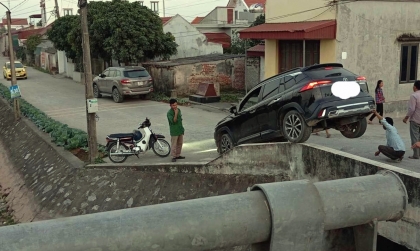 Ảnh TNGT: Toyota Corolla Cross 18A 29804 làm xiếc với pha lùi xe không tưởng