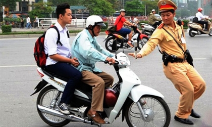 Mức phạt xe máy chở người không đội mũ bảo hiểm