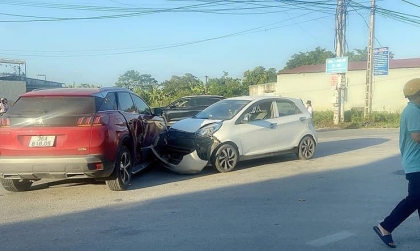 Ảnh TNGT: Qua đường, Peugeot 2008 bị KIA Morning đâm ngang xe