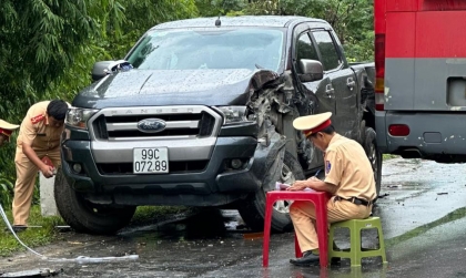 Ảnh TNGT: Ford Ranger 99C 07289 gãy bánh trước khi đối đầu với xe khách
