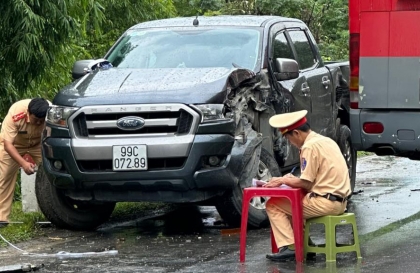 Ảnh TNGT: Ford Ranger 99C 07289 gãy bánh trước khi đối đầu với xe khách