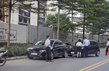 Ảnh TNGT: VinFast Fadil bất cẩn đâm nát đuôi Hyundai Elantra