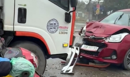 Ảnh TNGT: Hyundai Grand i10 30K 55753 bẹp rúm vì đấu đầu với xe tải