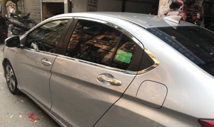 Xe Honda City tự hạ kính cửa sau là bị lỗi gì ạ?