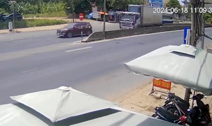 Clip TNGT: Hyundai Santa Fe dừng đèn đỏ bị xe tải đâm văng về phía trước