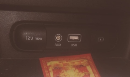 Hỏi về nắp đậy cổng AUX và USB trên Kia Cerato?