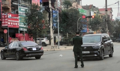 Ảnh TNGT: Chuyển hướng ở giao lộ, Mercedes-Benz S-Class 30F 35397 bị Toyota Veloz đâm bẹp cửa sau