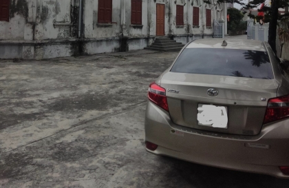 Sao xe Vios vào số lại có tiếng re re thế này?