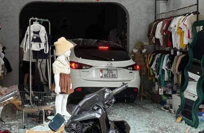 Ảnh TNGT: Nghi nhầm chân ga – Mazda3 đâm vỡ cửa kính lao thẳng vào cửa hàng quần áo