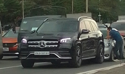 Ảnh TNGT: Tai nạn dồn toa, Mercedes-Benz GLS đen đủi bị dẫn đầu đoàn xe