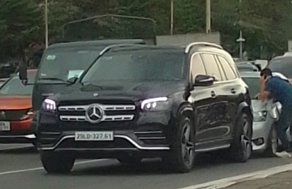 Ảnh TNGT: Tai nạn dồn toa, Mercedes-Benz GLS đen đủi bị dẫn đầu đoàn xe