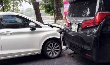 Ảnh TNGT: Gà nhà đá nhau - Không giữ khoảng cách, Toyota Veloz đâm thẳng Toyota Alphard