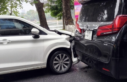 Ảnh TNGT: Gà nhà đá nhau - Không giữ khoảng cách, Toyota Veloz đâm thẳng Toyota Alphard