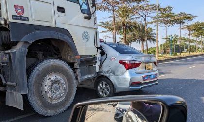 Ảnh TNGT: Hyundai Grand i10 lĩnh đủ vì tạt đầu xe bồn