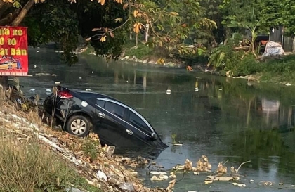 Ảnh TNGT: Lạ lẫm với cách rửa xe