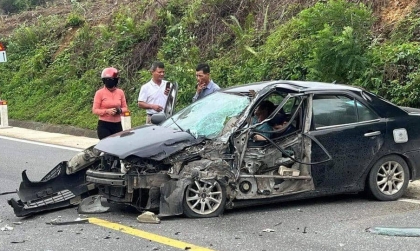 Ảnh TNGT: Toyota Vios tập lái tan nát khi đối đầu với xe tải